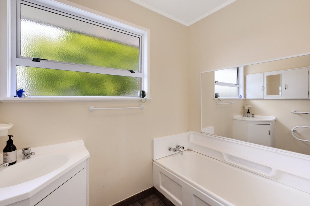 24 Landscape Road, Otumoetai, Tauranga - Carousel 19