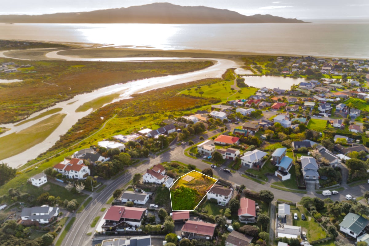 39 Hicks Crescent, Waikanae Beach, Waikanae - Carousel 1