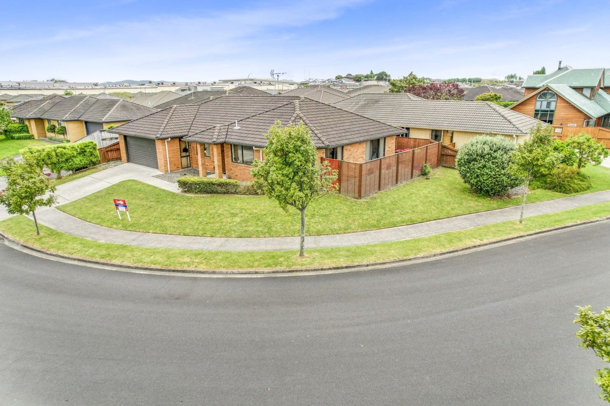 11 Parkside Drive, Huntington, Hamilton - Carousel 2