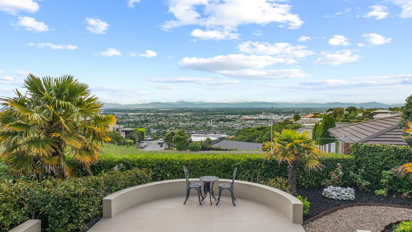 18 Old Barrow Heights, Huntsbury, Christchurch - Carousel 1