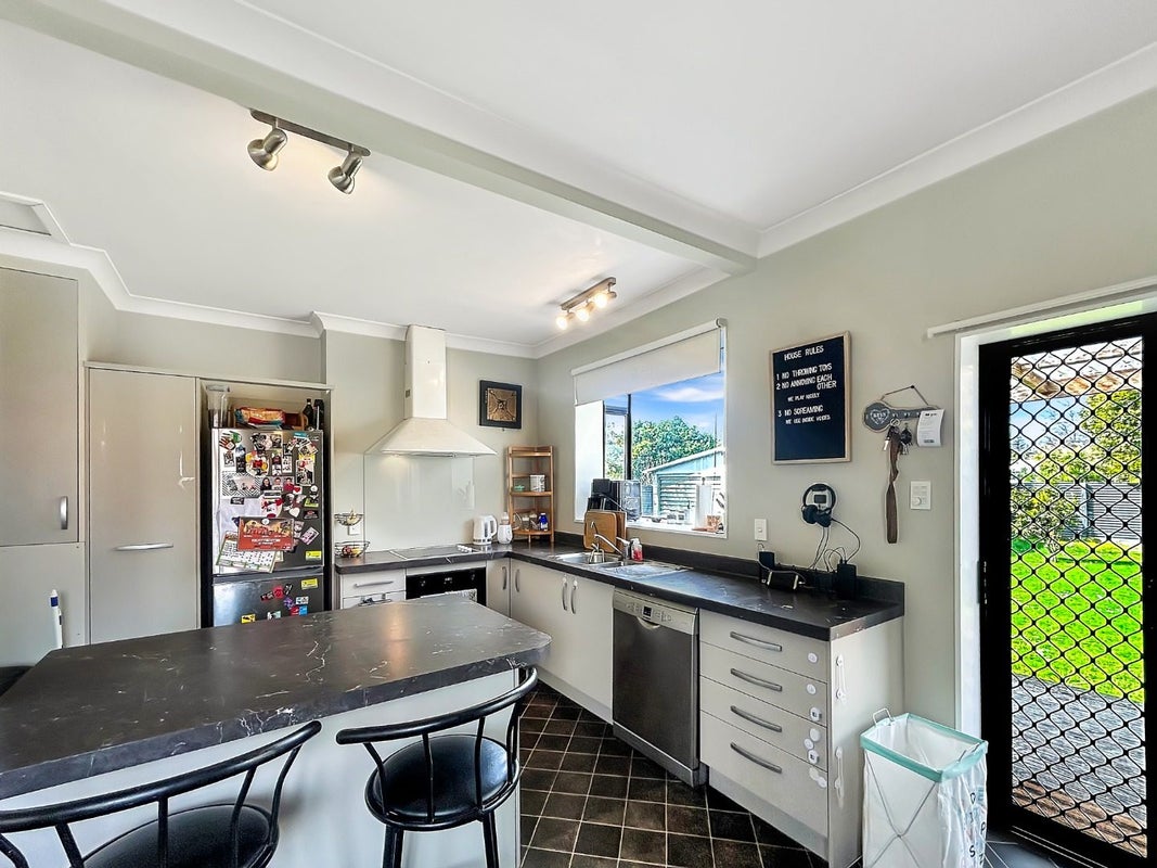 110 Savage Crescent, West End, Palmerston North - Carousel 2