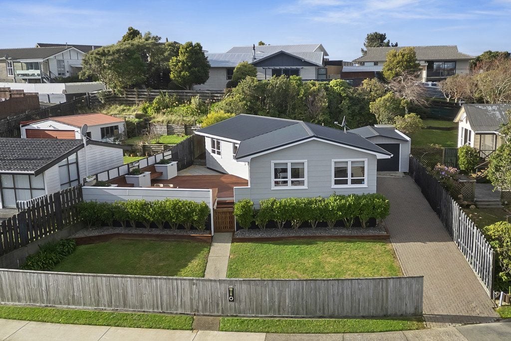 27 Mossburn Grove, Kelson, Lower Hutt - Carousel 1