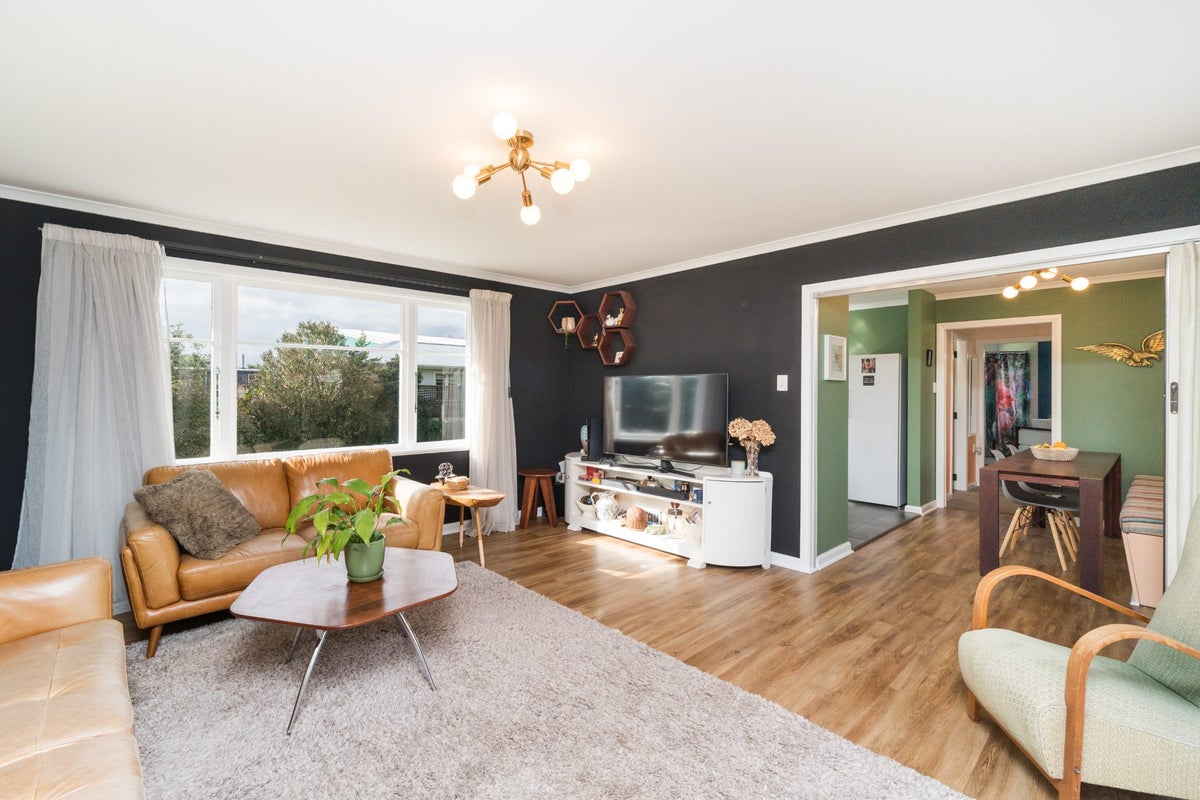 5 Woburn Place, Takaro, Palmerston North - Carousel 2