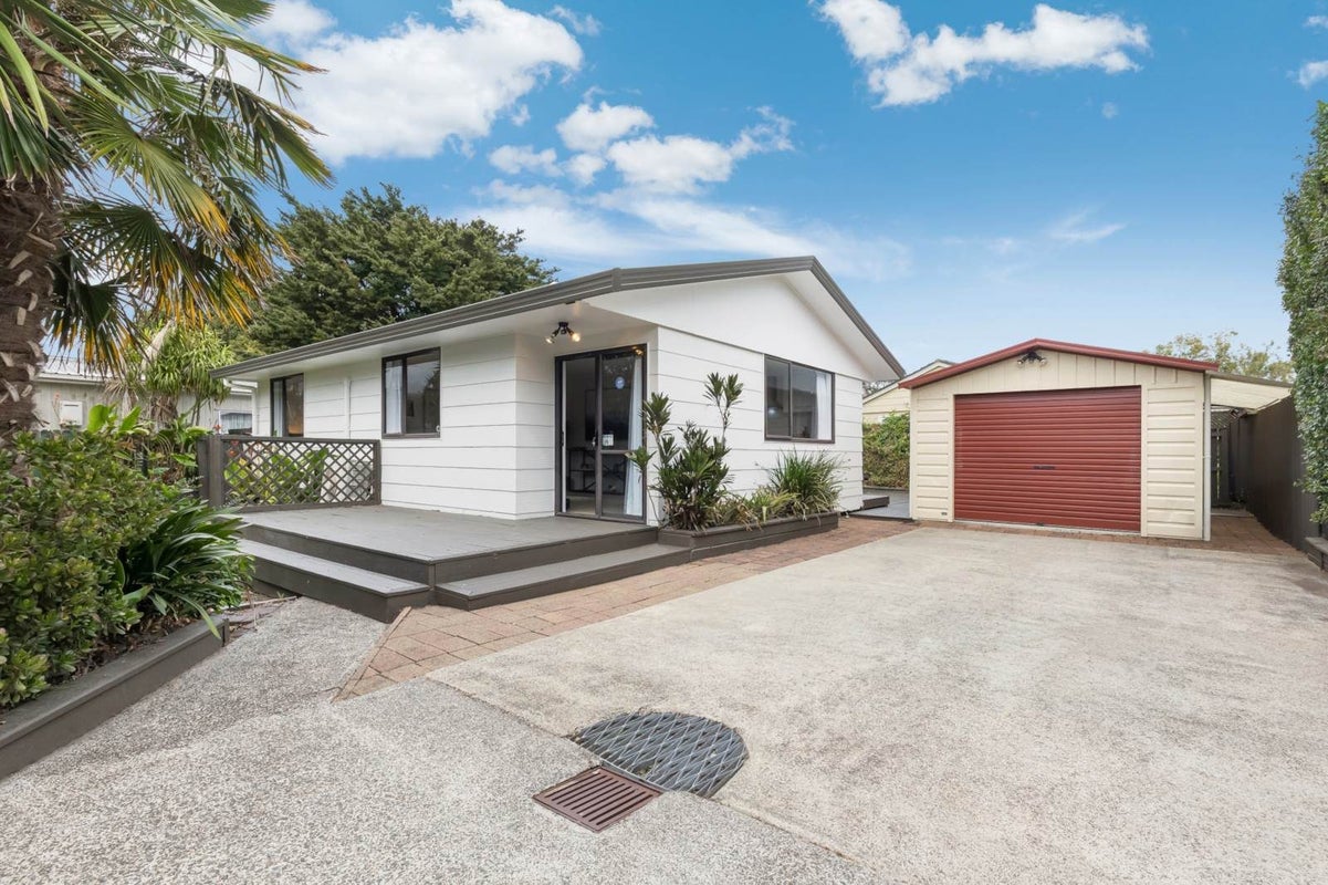 2/136 Buckland Road, Mangere East, Auckland - Carousel 1