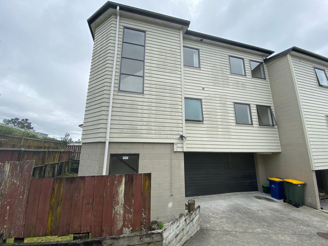 9B Woodall Place, Totara Vale, Auckland - Carousel 1