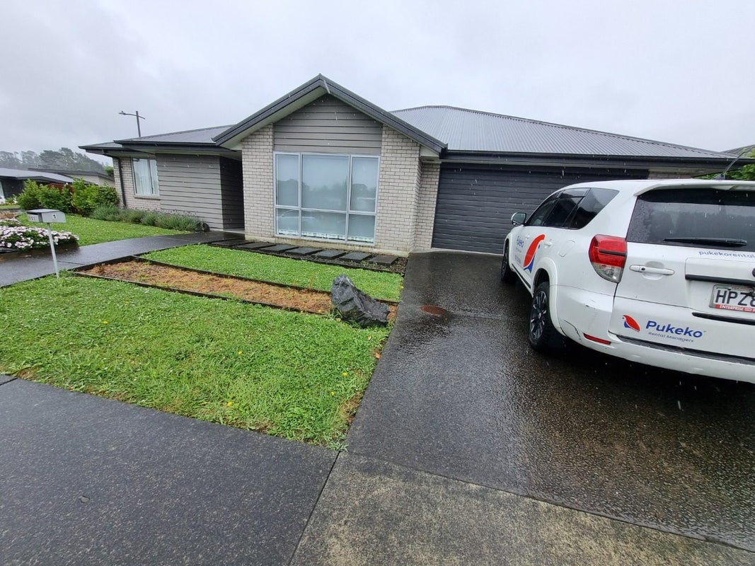 11 Jezero Drive, Massey, Auckland - Carousel 1