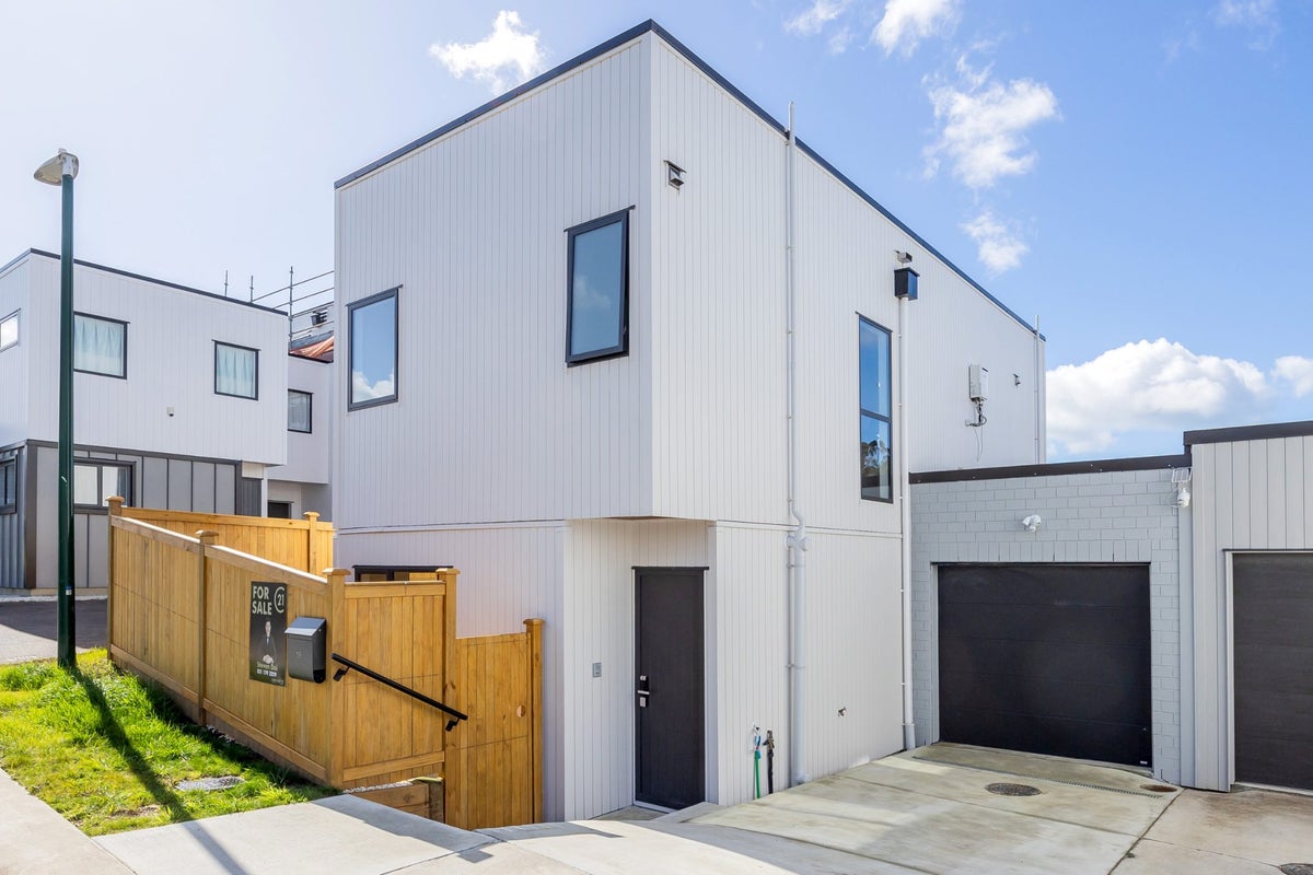 16 Waka Street, Albany Heights, Auckland - Carousel 1