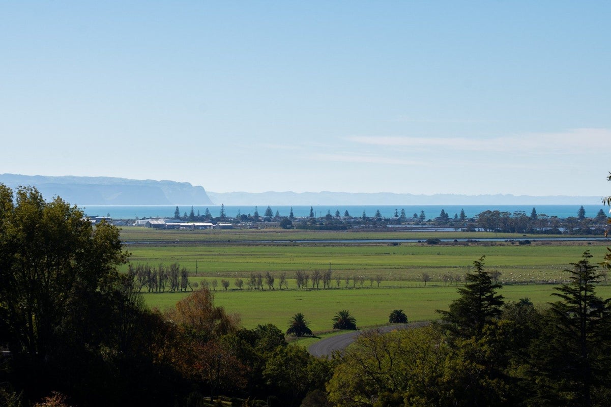 86 Oak Road, Poraiti, Napier - Carousel 1