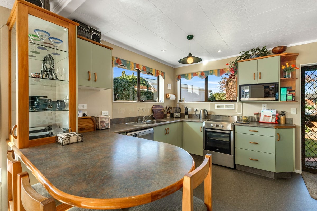4 Hunter Place, Merrilands, New Plymouth - Carousel 2