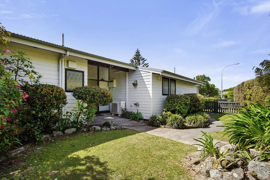 19 Carluke Street, Paparangi, Wellington - Carousel 1