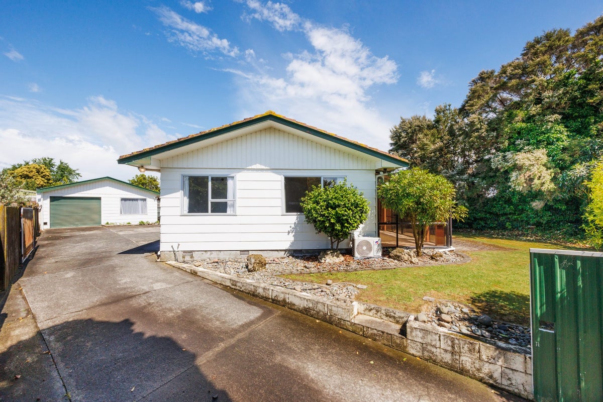 14 Hillcrest Drive, Kelvin Grove, Palmerston North - Carousel 1