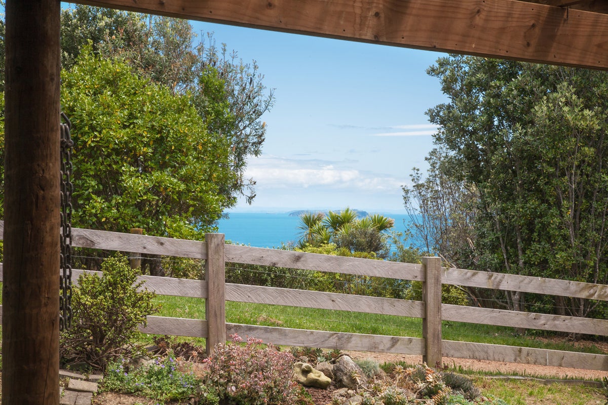 32 Albert Crescent, Ostend, Waiheke Island - Carousel 1