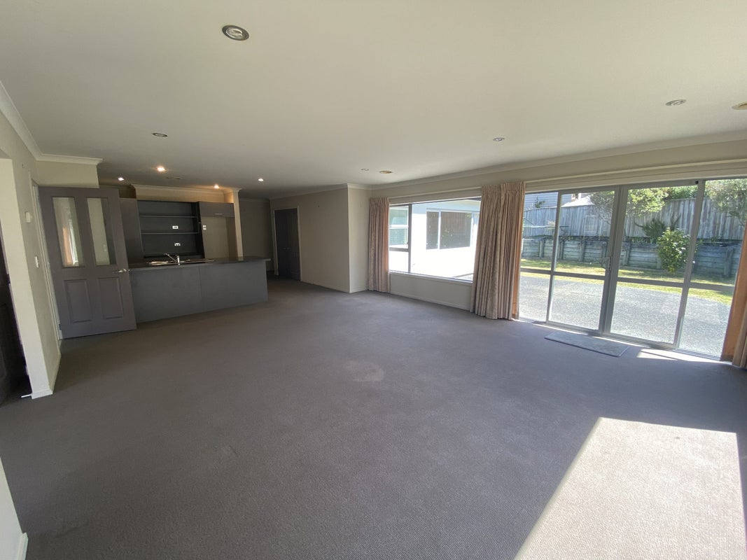 5 Yarnbrook Grove, Churton Park, Wellington - Carousel 2