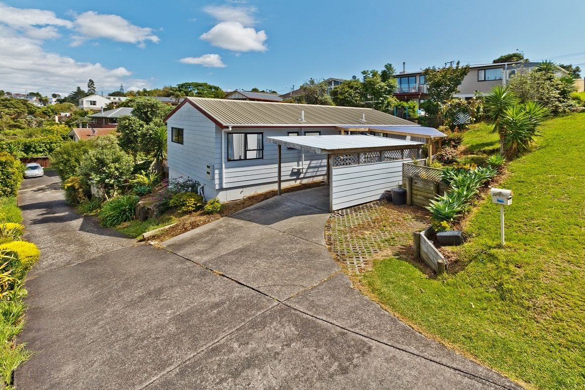 1/1 Cheval Drive, Totara Vale, Auckland - Carousel 1