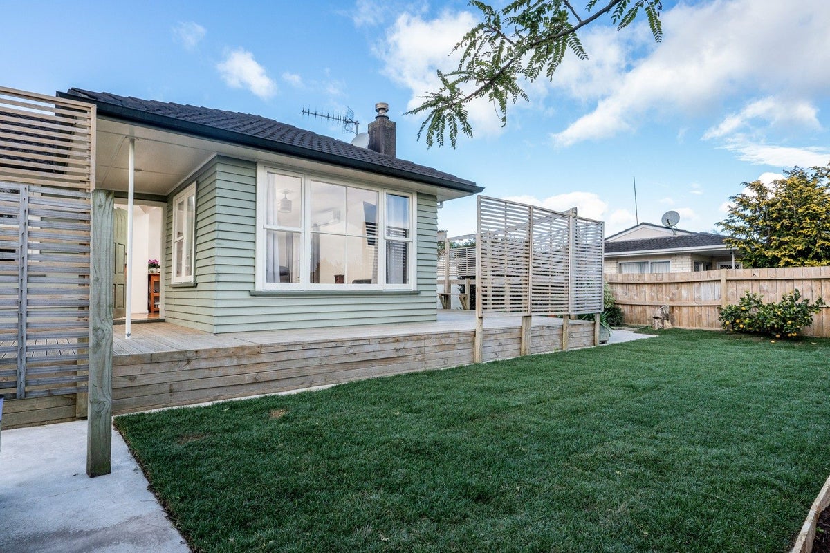 43 Collins Road, Melville, Hamilton - Carousel 1