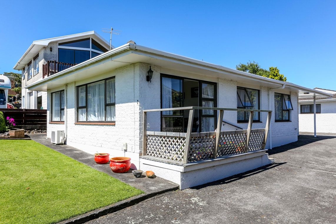 2/10 Kellyville Heights, Merrilands, New Plymouth - Carousel 1