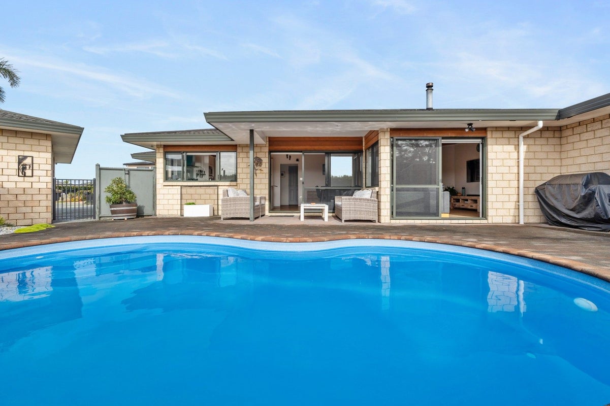 44 Bermuda Place, One Tree Point - Carousel 2