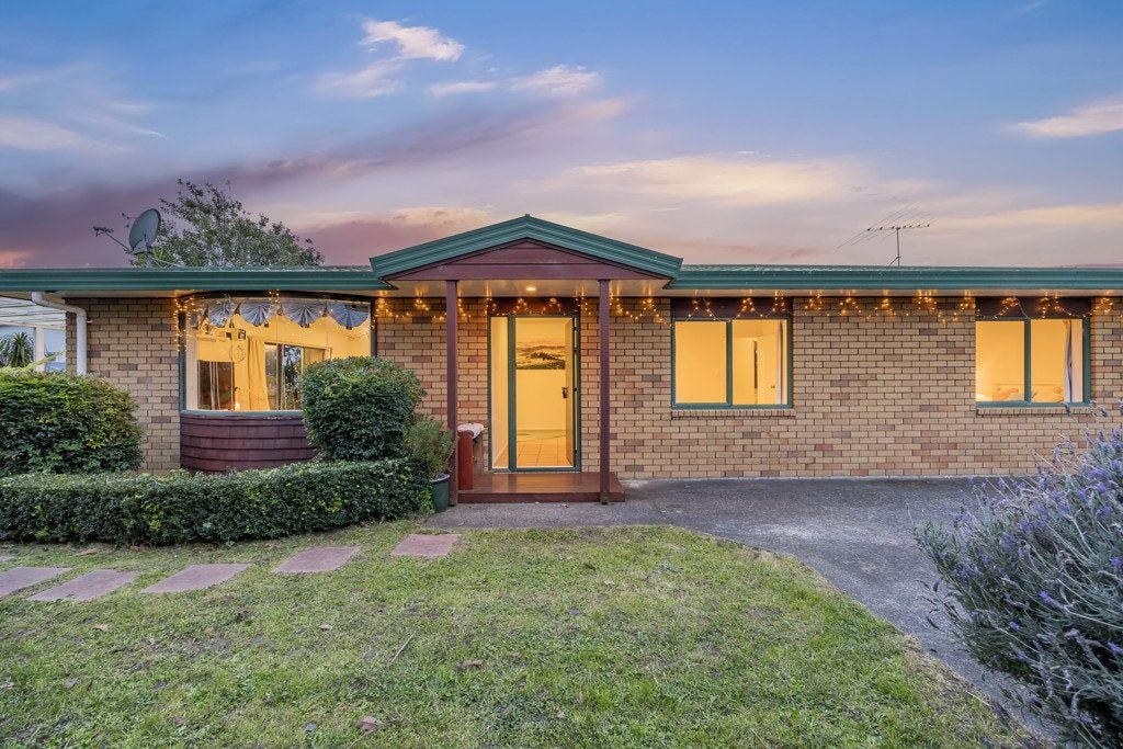 14 Swanson Oaks, Swanson, Auckland - Carousel 1