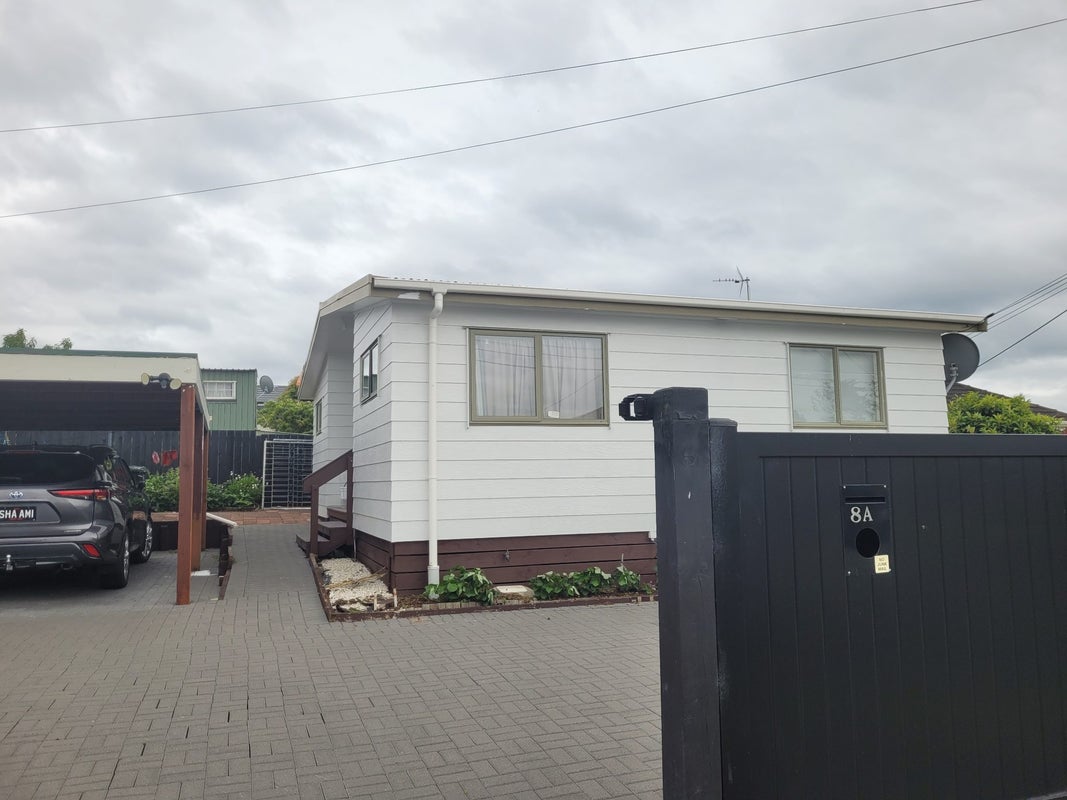 8 Archlynn Road, Kelston, Auckland - Carousel 1