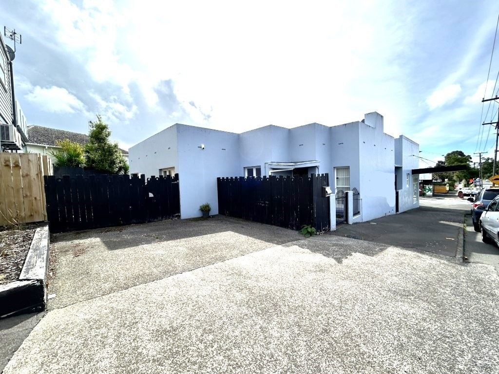 32D ORANGA AVE, Onehunga, Auckland - Carousel 2