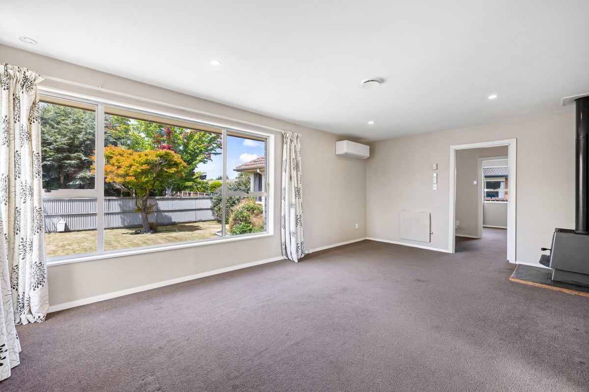 27 Denniston Crescent, Redwood, Christchurch - Carousel 2