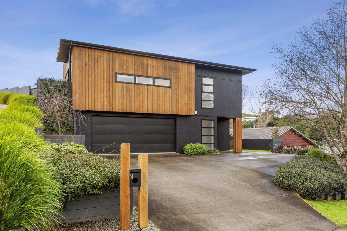 51 Poplar Grove, Whalers Gate, New Plymouth - Carousel 1
