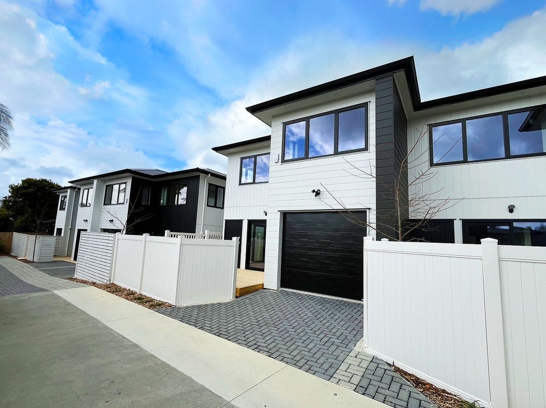 15A Renata Crescent, Te Atatu Peninsula, Auckland - Carousel 1
