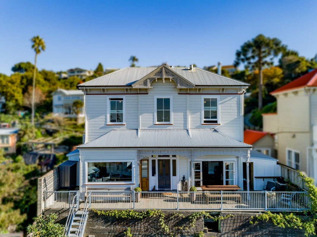 1 Seaview Terrace, Bluff Hill, Napier - Carousel 1