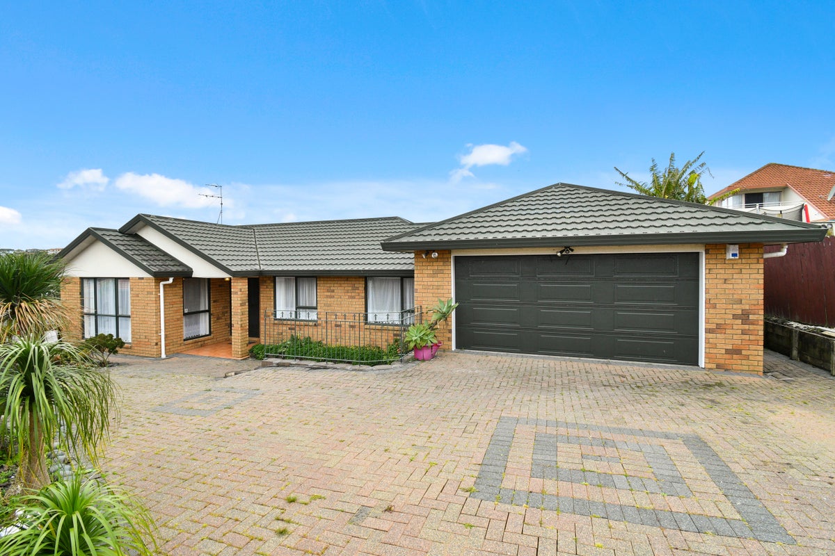 13 Pelargonium Terrace, Goodwood Heights, Auckland - Carousel 1