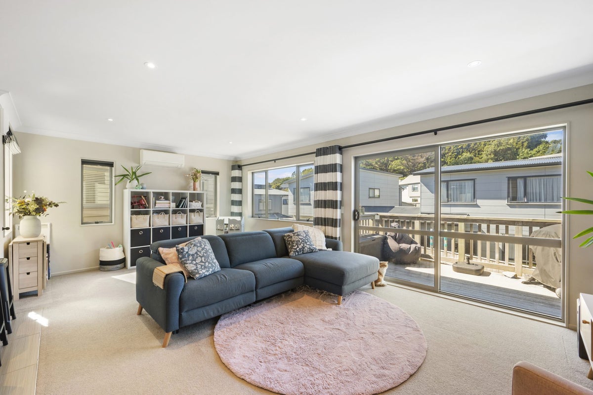 63 Glanmire Road, Newlands, Wellington - Carousel 1
