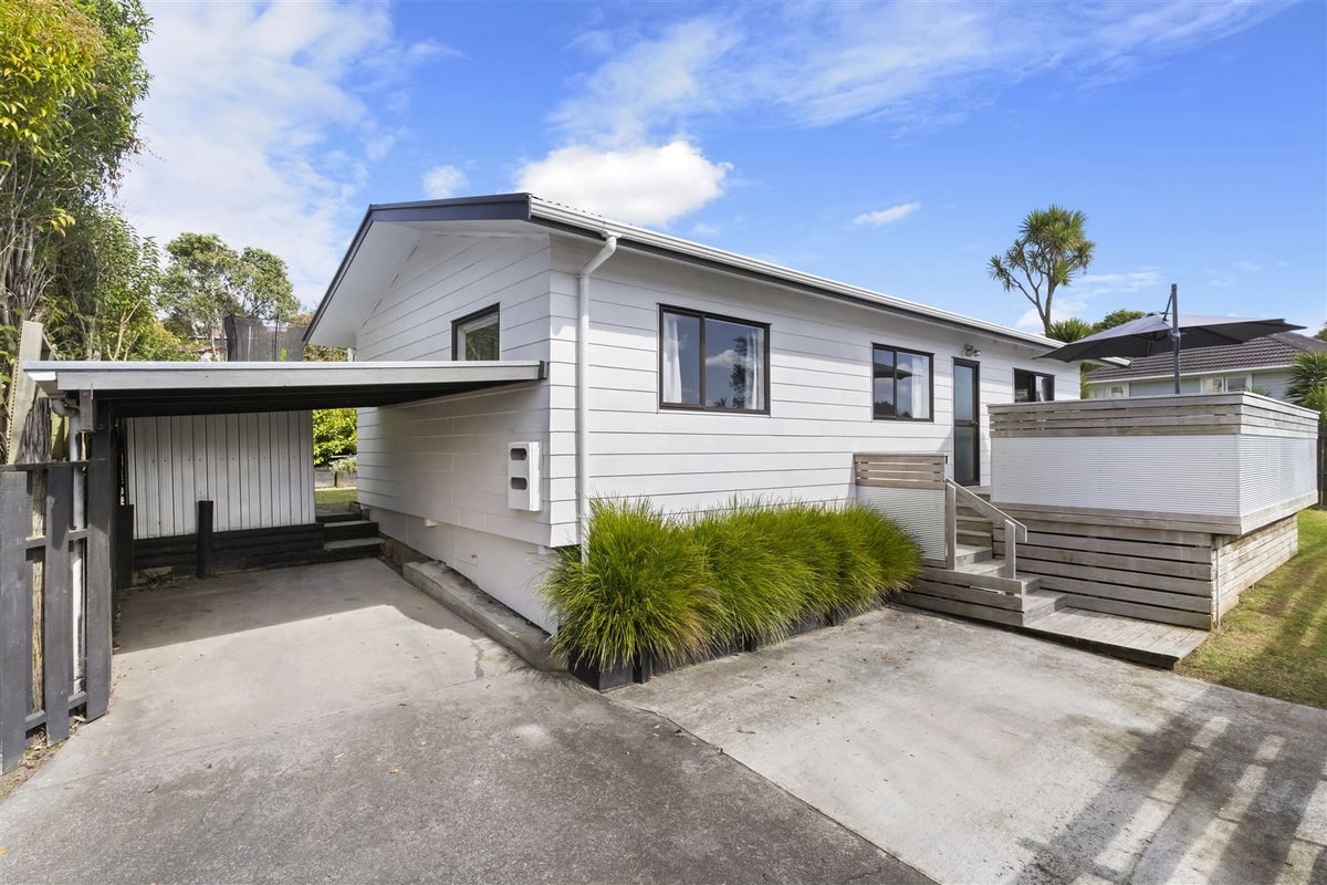 1/8 Brookfield Road, Te Atatu Peninsula, Auckland - Carousel 1