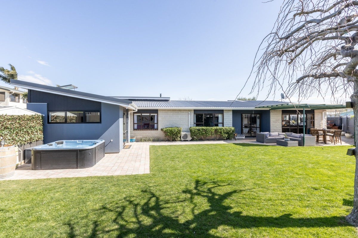 1 Spriggs Crescent, Greenmeadows, Napier - Carousel 1