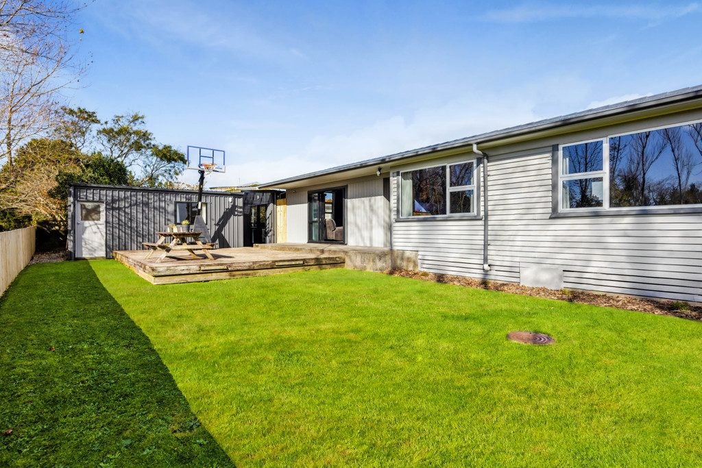 10 Karaka Street, Merrilands, New Plymouth - Carousel 1