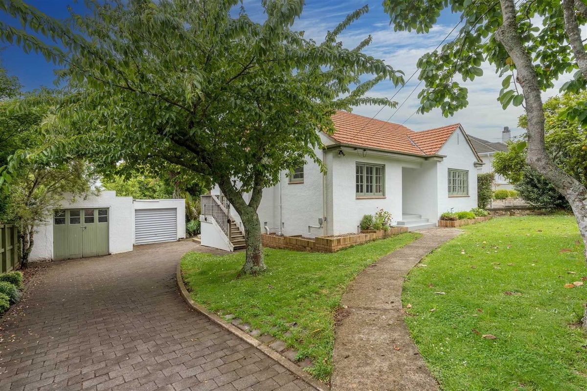 32 Masters Avenue, Hillcrest, Hamilton - Carousel 1