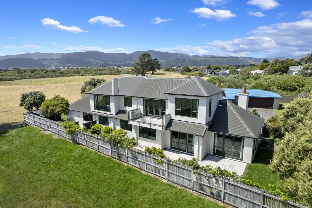 8 Avion Terrace, Raumati Beach, Paraparaumu - Carousel 1