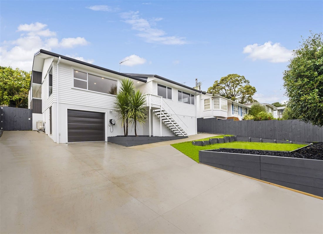 15 Castleford Street, Green Bay, Auckland - Carousel 1