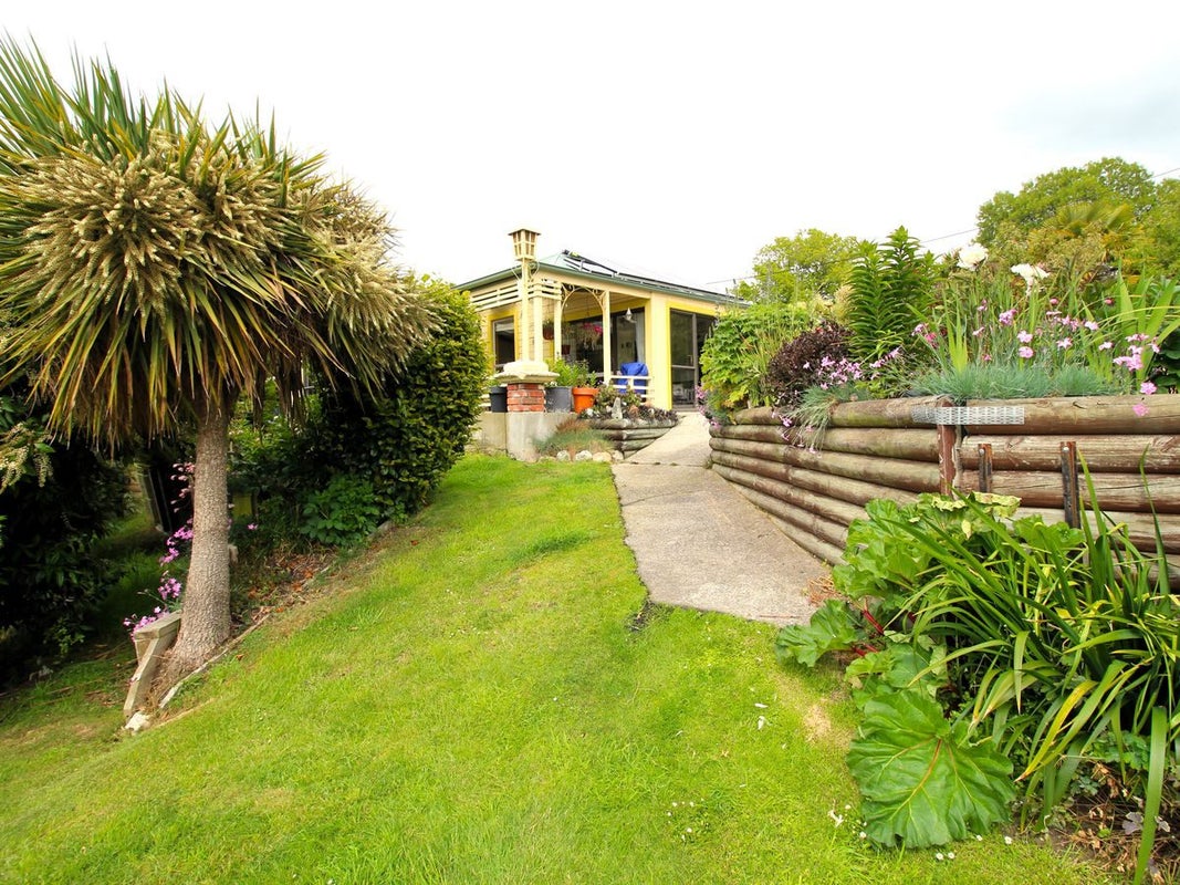 49 Roxby Street, South Hill, Oamaru - Carousel 24