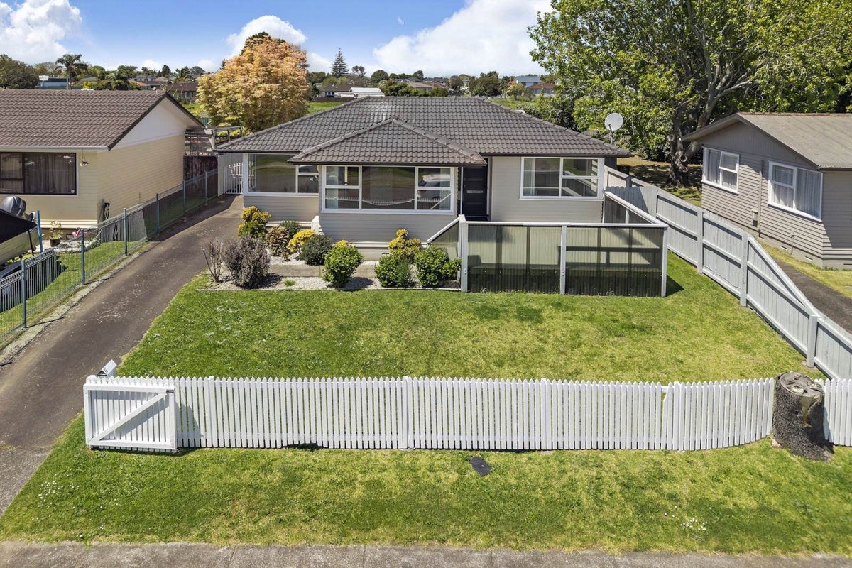 6 Coptic Place, Mangere East, Manukau City, Auckland - Carousel 1
