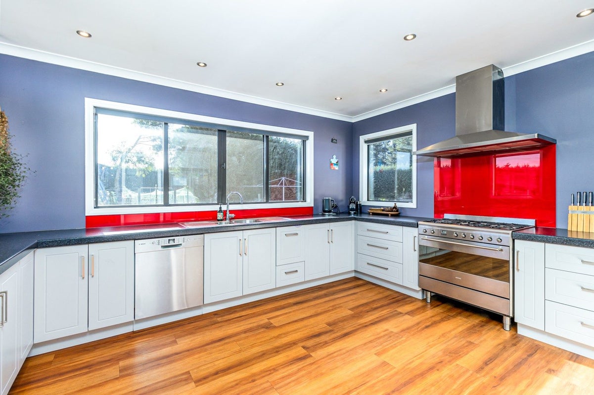 16 Oak Street, Orari - Carousel 2