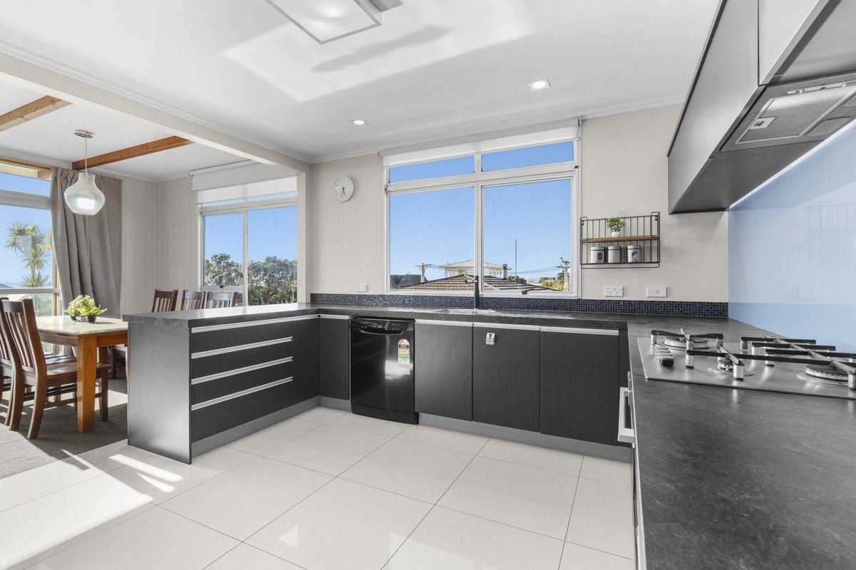 4 Carver Place, Lynmouth, New Plymouth - Carousel 2