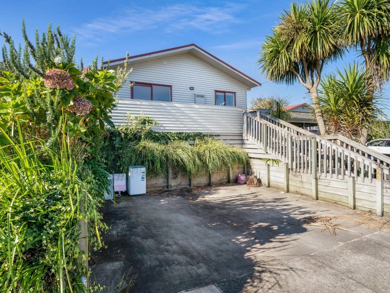 11 Calvert Road, Moturoa, New Plymouth - Carousel 2