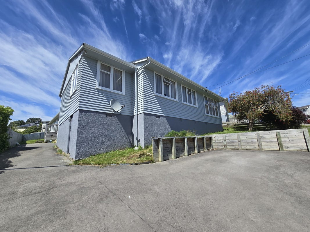10 York Place, Cannons Creek, Porirua - Carousel 2