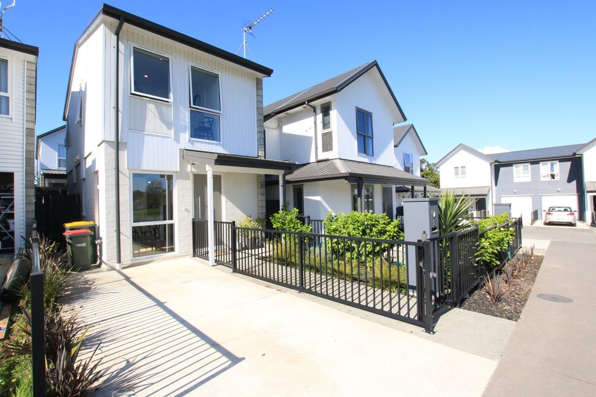 5 Glenbrae Glade, Glen Innes, Auckland - Carousel 1