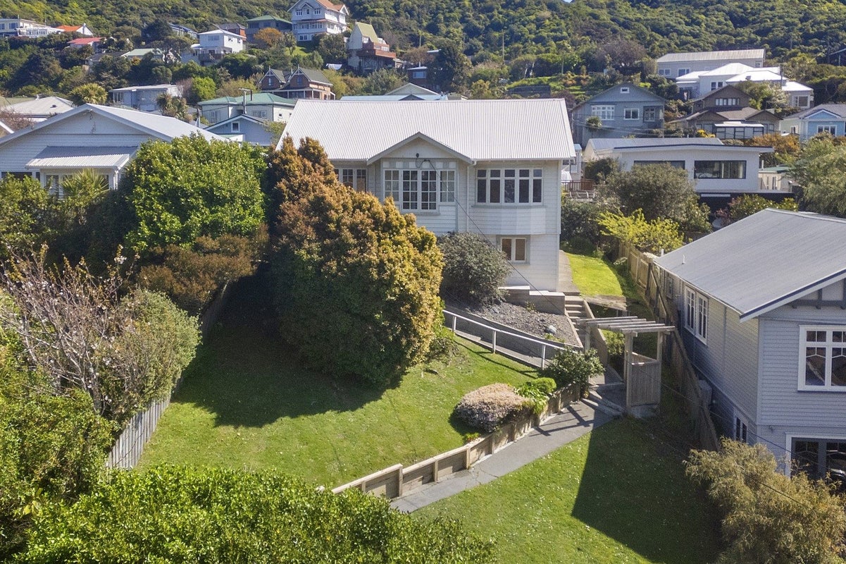 22 Waikato Street, Island Bay, Wellington - Carousel 1