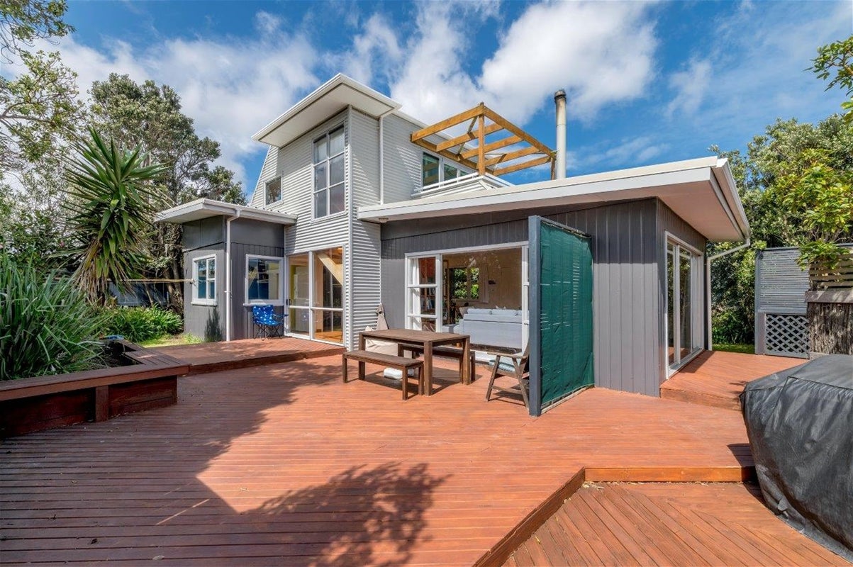 17 Hughes Street, Waikanae Beach, Waikanae - Carousel 1