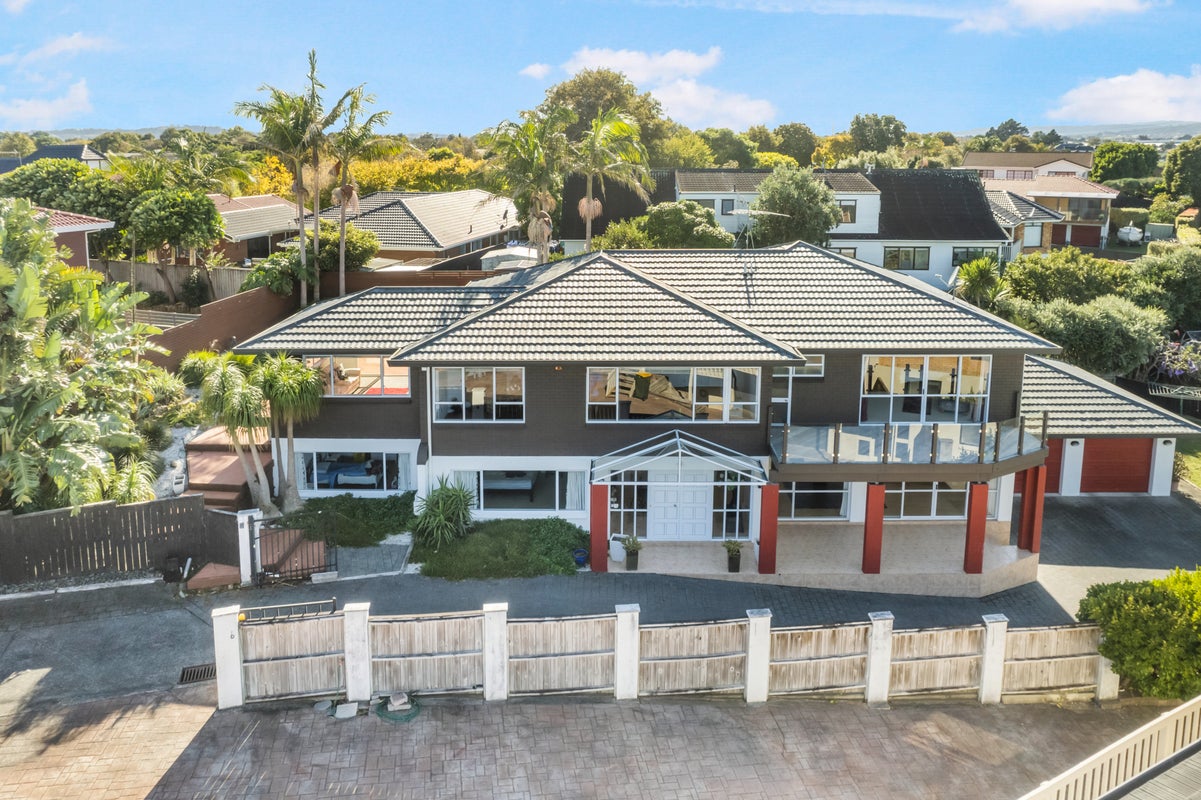8 Aztec Place, Conifer Grove, Takanini - Carousel 1