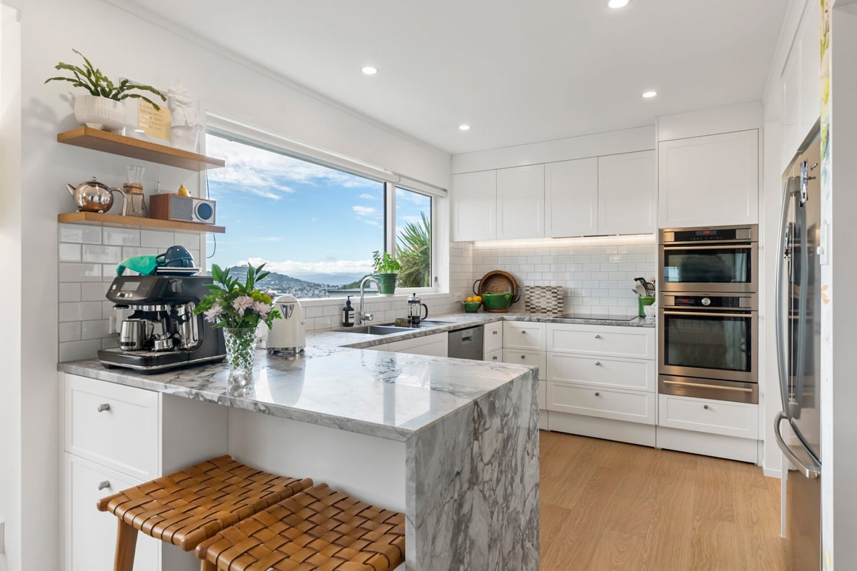 18 Lynmouth Avenue, Karori, Wellington - Carousel 1