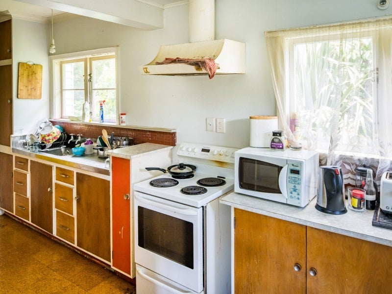 32 Coates Street, Tawa, Wellington - Carousel 2