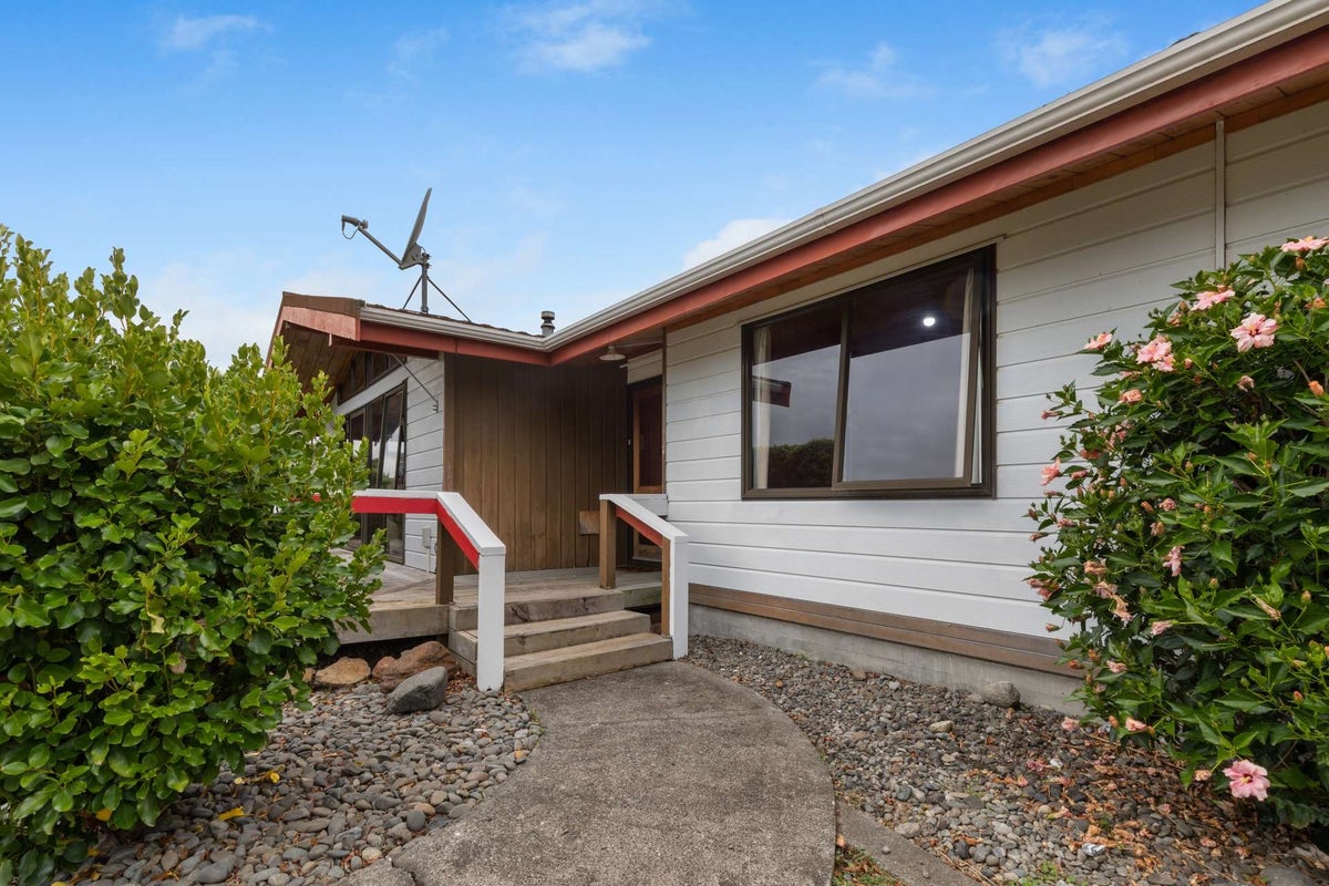 6 Suzanne Grove, Kelvin Grove, Palmerston North - Carousel 2