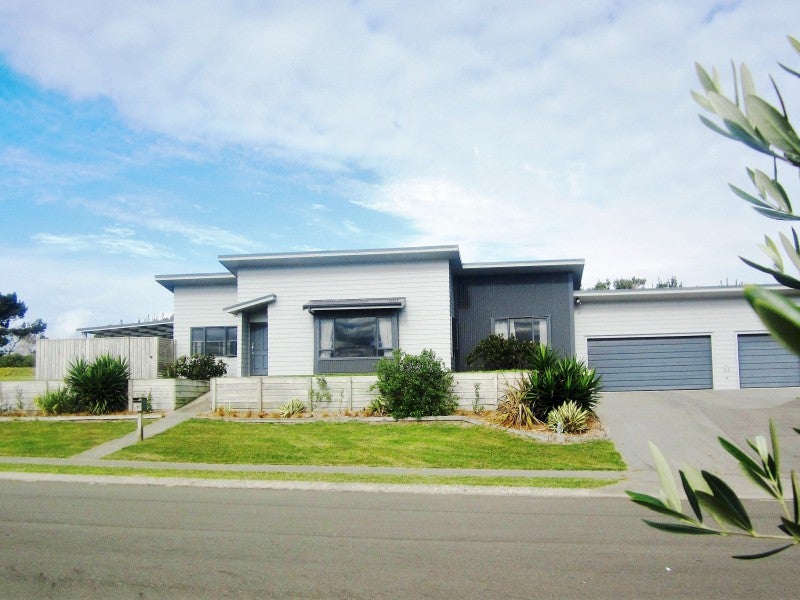 13 Taonui Street, Waitarere Beach, Levin - Carousel 1